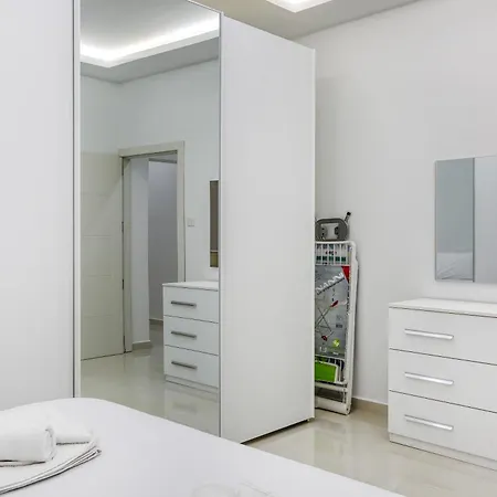 Apartament Stunning 2br Maisonette With Terrace In By 360 Estates Gzira
